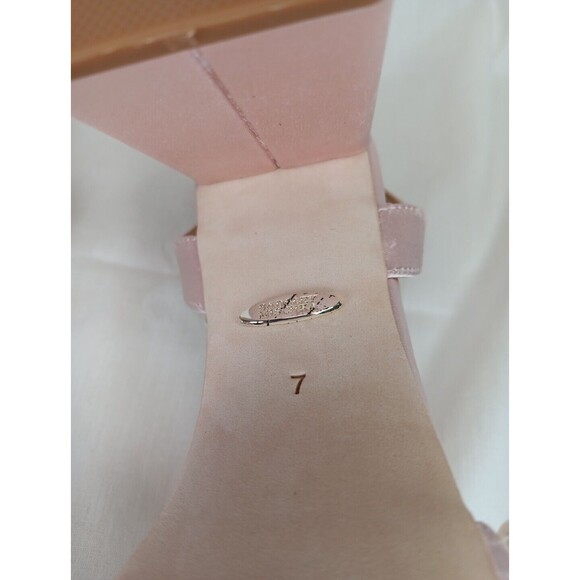 Badgley Mischka Feisty Pearl Block Heel Sandals Size 7 Pink Satin Wedding Prom - Picture 9 of 10